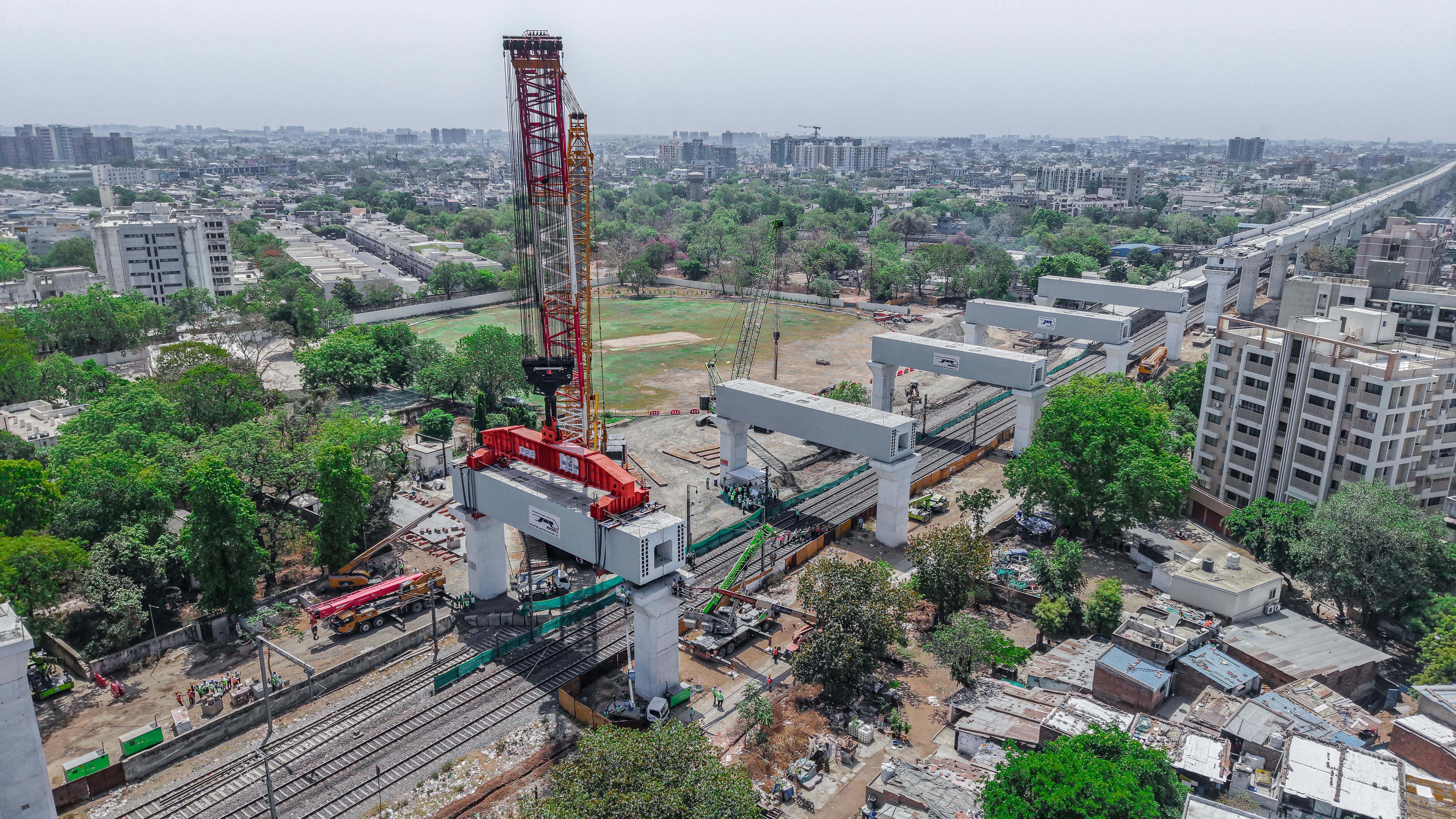 अहमदाबाद में मुंबई–अहमदाबाद बुलेट ट्रेन परियोजना के लिए भारतीय रेलवे ट्रैक के ऊपर पाँच भारी पोर्टल बीम लॉन्च किए गए।